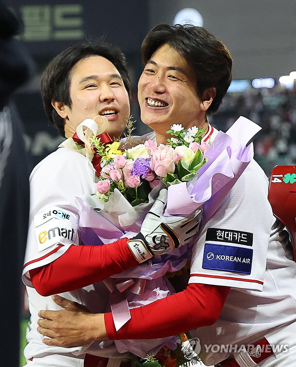 김광현과 포옹하는 ‘500홈런’ 최정