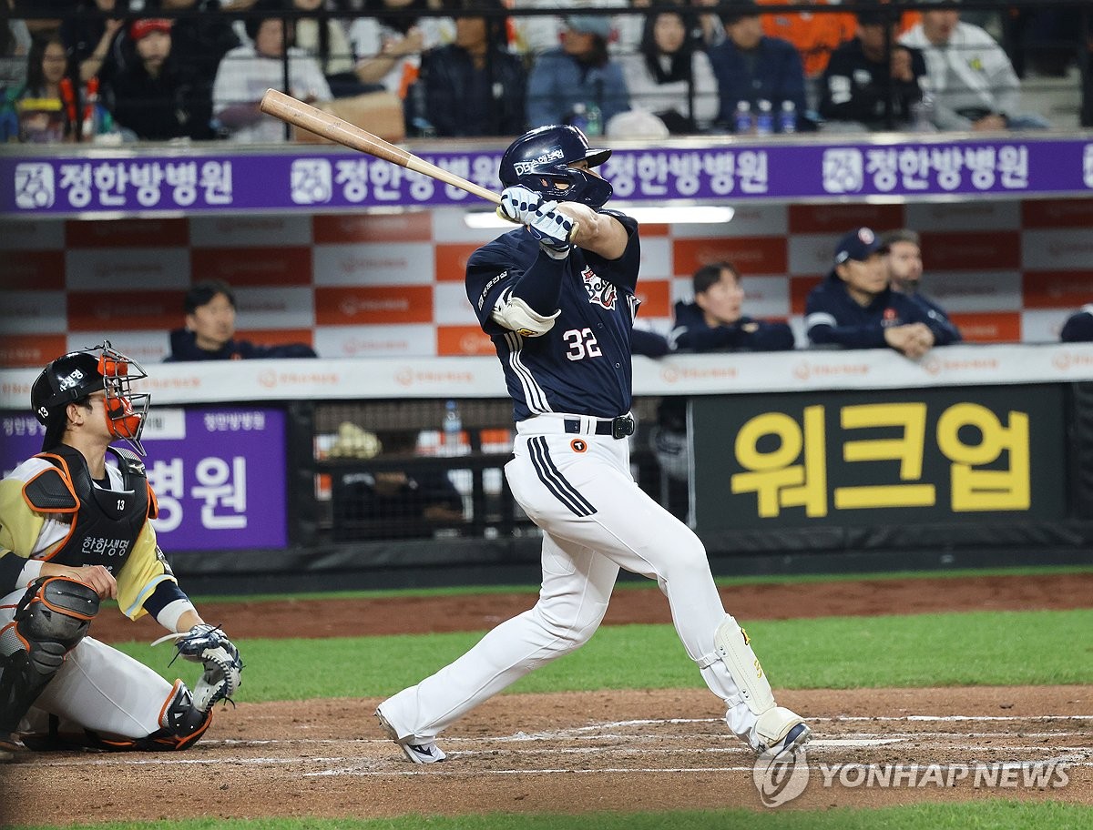 홈런포 치는 김재환