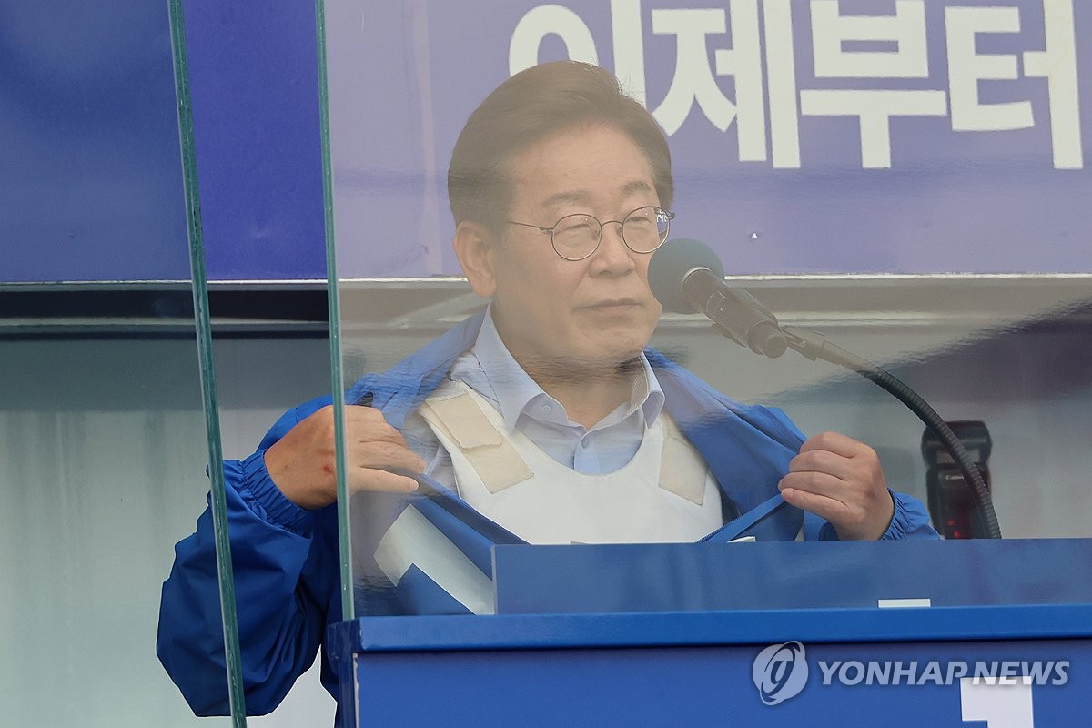 이재명 "목 찔린 정치인 두고 장난하나…방탄유리, 제 잘못인가"(종합)