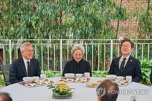 (LEAD) DP's Lee meets ex-President Moon as election looms