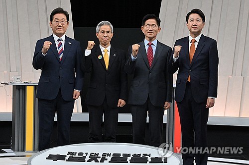  Presidential candidates square off over politics, security in final TV debate