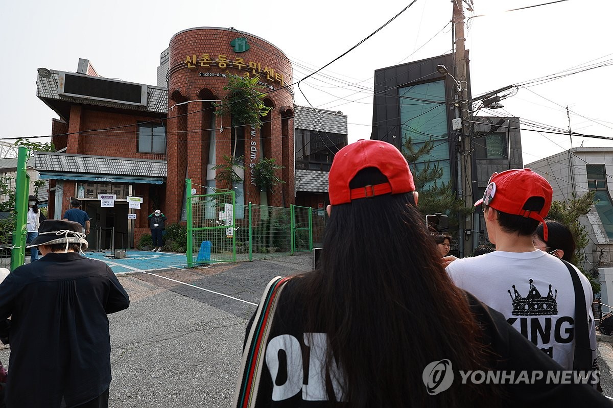 [사전투표] 뒤늦게 기표소 추가했지만…투표소 밖에선 "6·3 대선 무효"