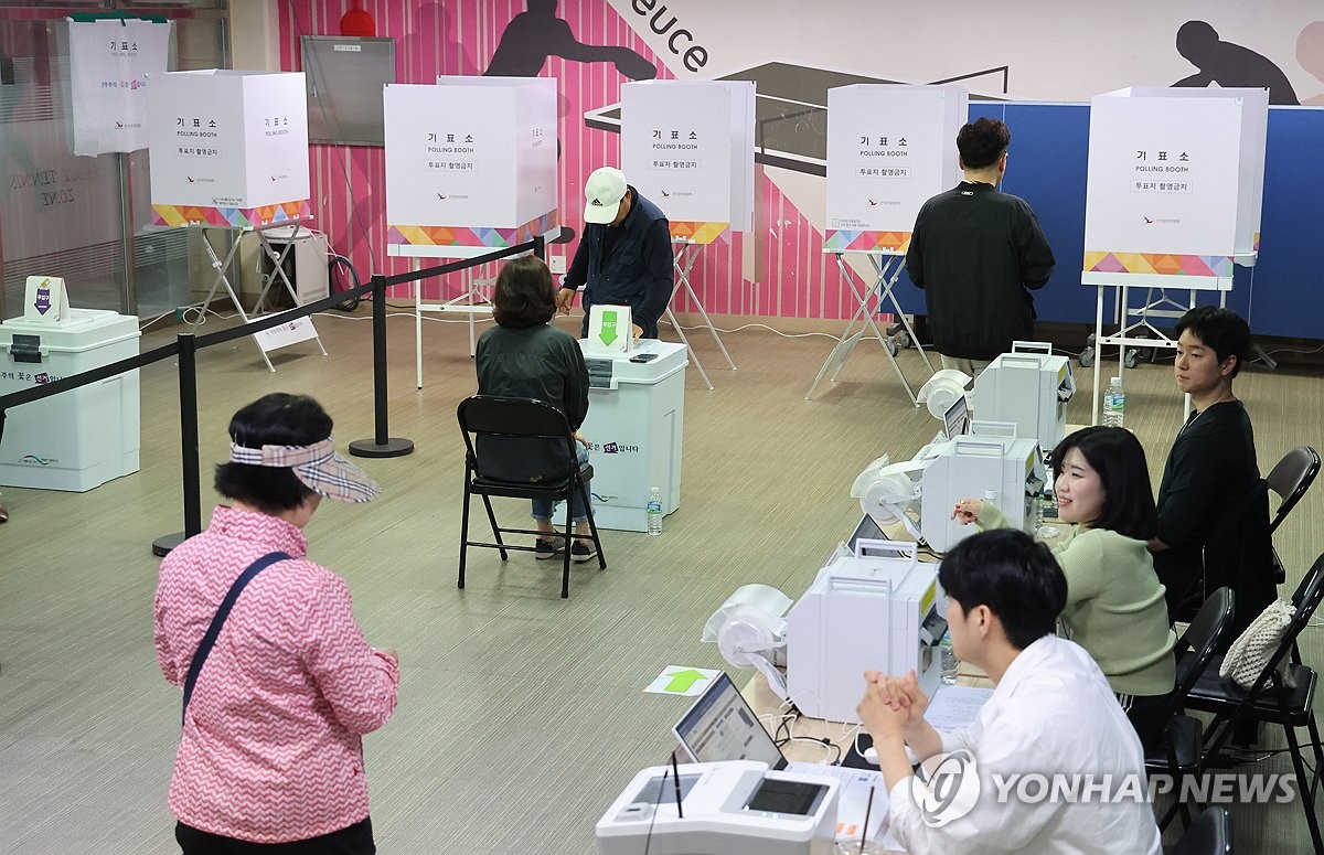 [속보] 21대 대선 둘째날 사전투표율 오전 11시 현재 24.55%