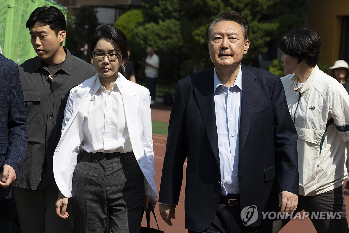 [속보] 내일 특검조사 앞둔 尹, 김여사 퇴원 동행…휠체어 밀어