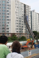 Drilling rig collapses