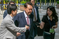 尹, 대선 후 첫 내란 재판 출석…대선 결과 질문엔 묵묵부답