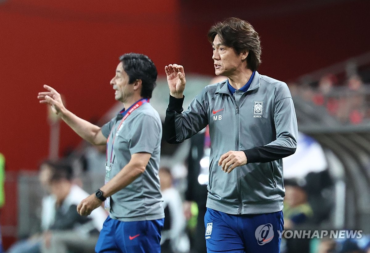 작전 지시하는 홍명보 감독