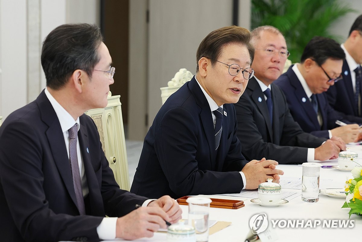 [속보] 李대통령, 재계 만나 "실용적·유연한 통상정책 통해 위기극복"