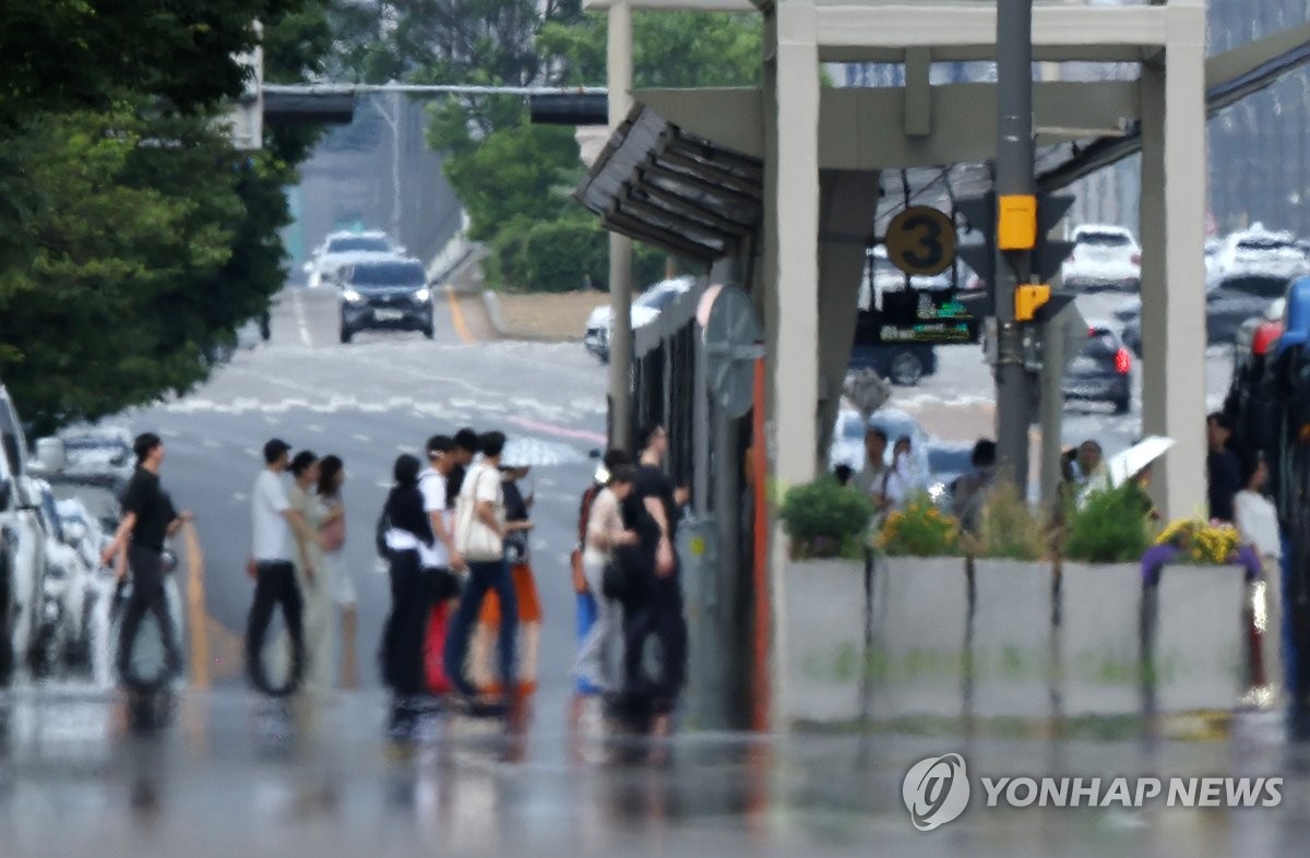 장마 앞두고 무더위 기승하자 온열질환자 200명 넘어