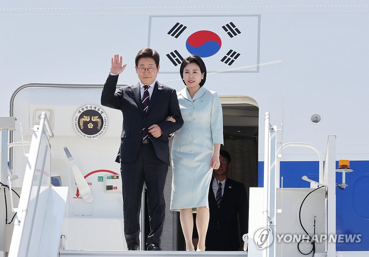 李대통령, G7 회의 열리는 캐나다 도착…정상외교 데뷔전