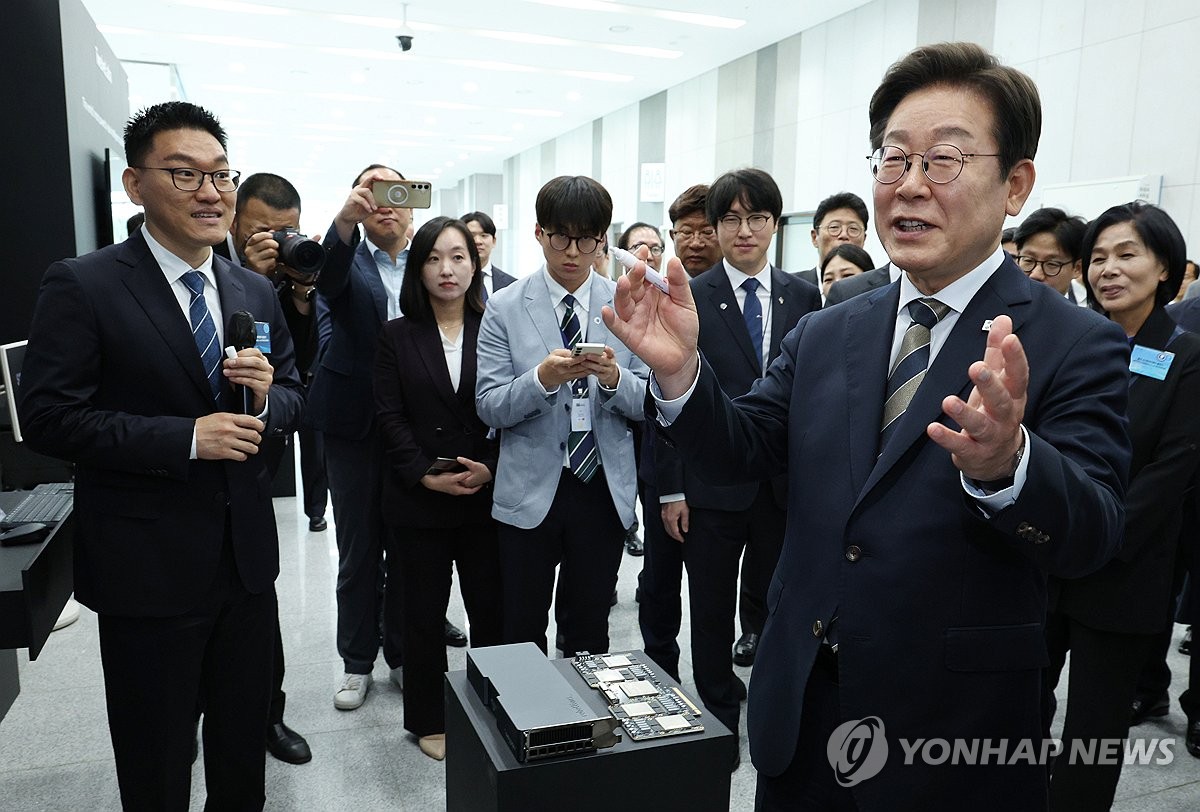 울산재래시장 찾은 李대통령 "추경으로 소비쿠폰했으니 잘될 것"