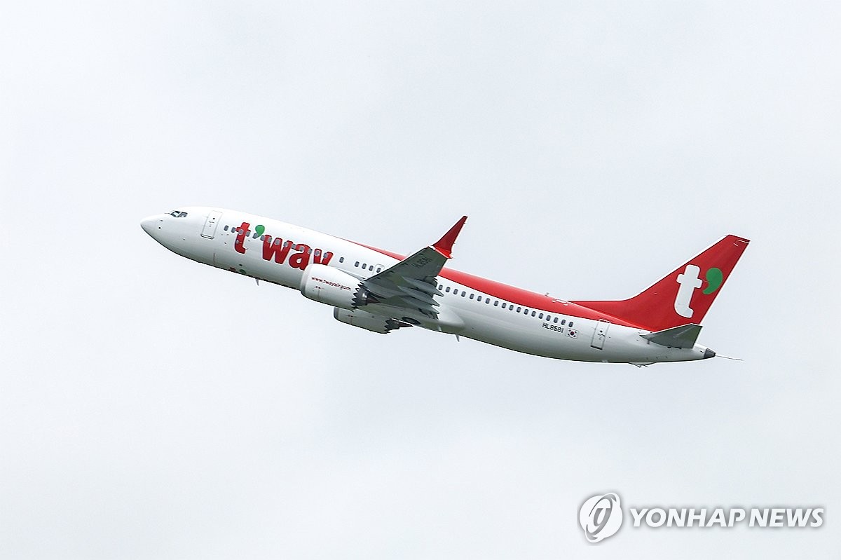 이륙하는 티웨이항공