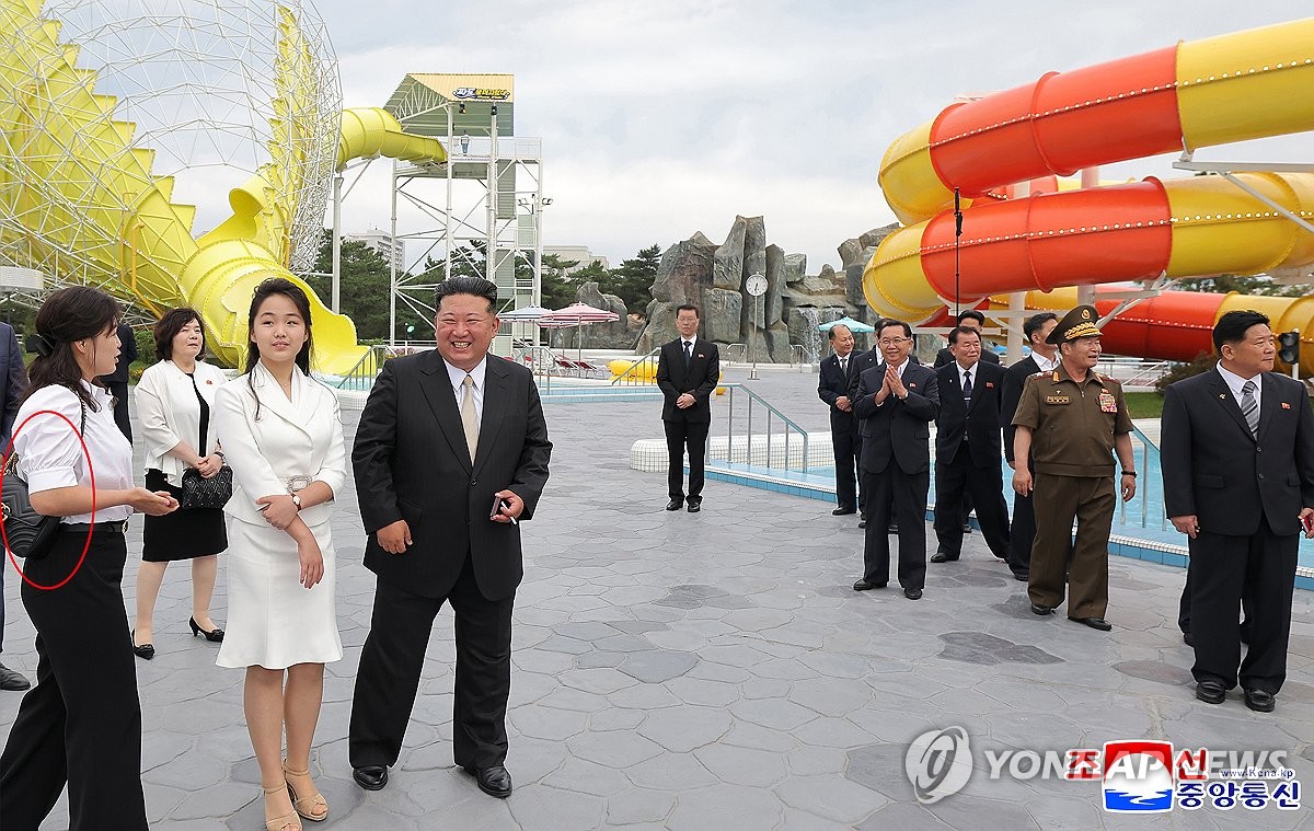 리설주 구찌백 들고 등장