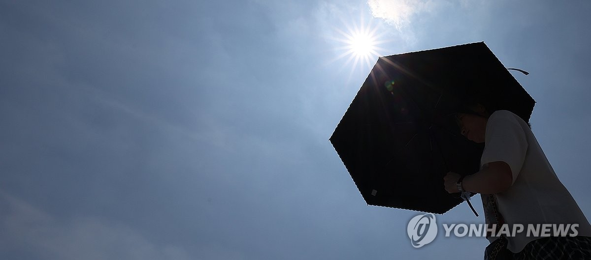 전국 흐리고 곳곳 비…낮 최고 34도 무더위