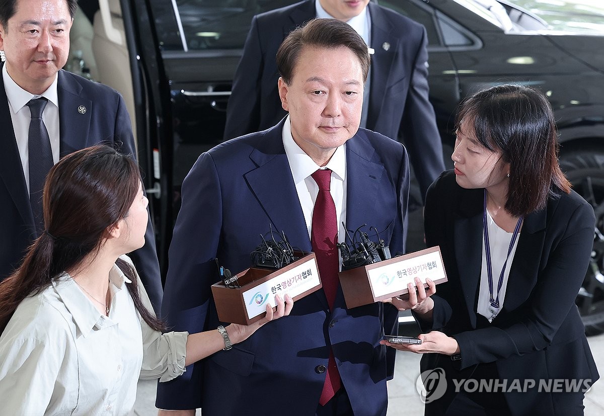 [속보] 내란 특검, 尹 대면조사 시작…체포 저지부터 조사할 듯