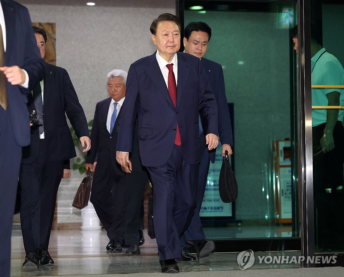 尹, 15시간 특검조사 후 귀가…실제 피의자신문은 4시간40분뿐