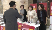 '총리 지명철회' 나경원 농성장 찾은 김민석…자료제출 '설전'