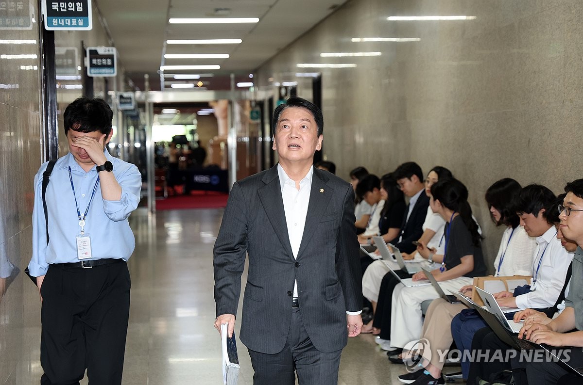 안철수, 당 대표 출마 질문에 "생각하고 있지 않다"(…