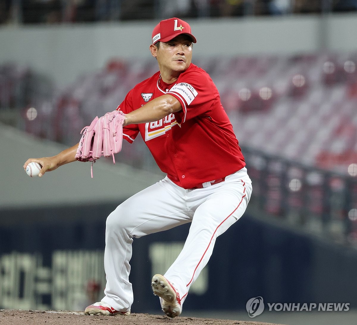 '불혹의 불펜' 노경은 "고효준 선배와 기념사진, 좋은…