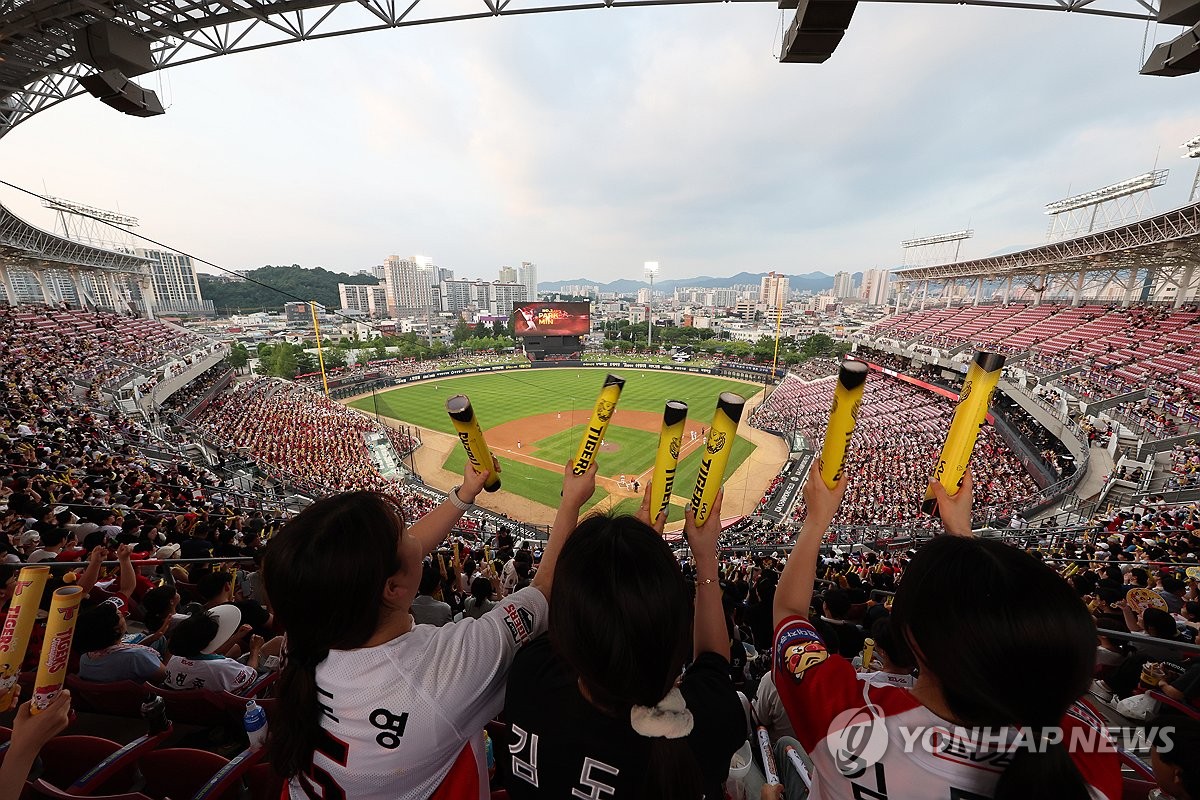 '흥행 태풍' 프로야구, 역대 최초 전반기에 관중 700만명 돌파(종합)