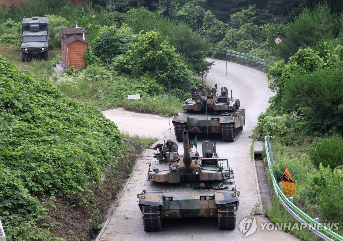 Lee lauds K2 export deal with Poland, vows to expand cooperation in defense sector