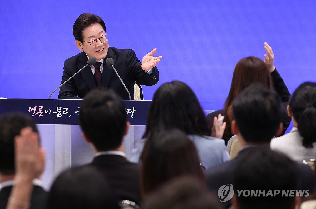 李대통령 "檢 수사·기소 분리 이견 없다…대출규제는 맛보기"(종합)
