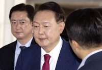"총은 경호관이 경찰보다 훨씬 잘 쏜다"…尹 구속영장 혐의 보니