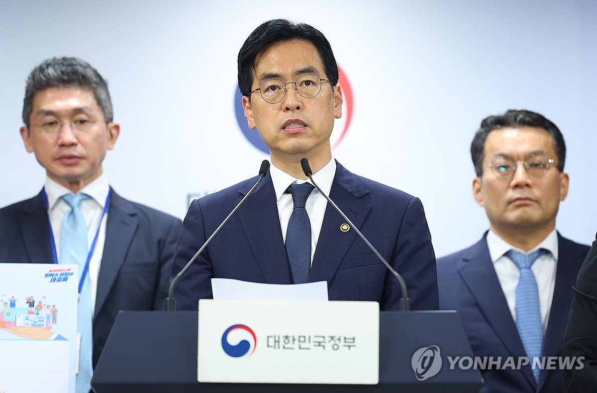 코로나지원금 보완 민생쿠폰…난민인정자도 지급·명품구입 …
