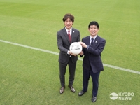 Football coaches of S. Korea, Japan meet