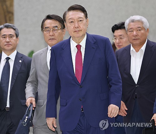 Le tribunal ordonne le maintien de la détention de Yoon Suk Yeol