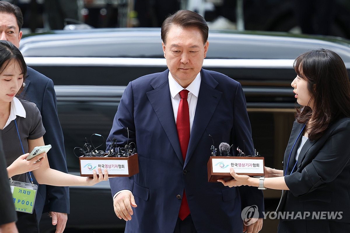 [속보] 특검 "오후 3시30분까지 계속 尹구속영장 집…