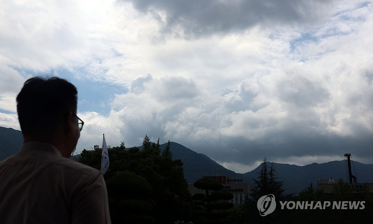 전국 구름 많고 흐려…강원·중부·경북 일부 지역 소나기