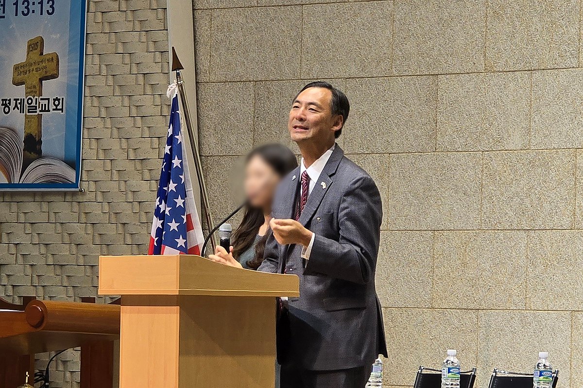 귀국 앞둔 모스 탄 음모론 반복에 경찰 "법적 문제 보는 중"(종합)