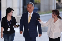내란특검, '언론사 단전·단수' 이상민 전 장관 19시간 소환조사
