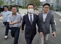 '도이치 주가조작' 권오수 前회장 특검 출석…김건희 겨누나