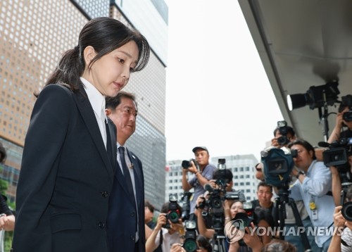 Kim Keon Hee comparaît devant les enquêteurs du procureur spécial
