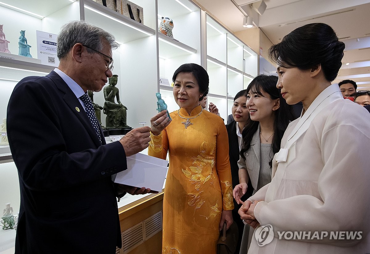 전통복 입고 국립박물관 동행한 한·베 영부인…