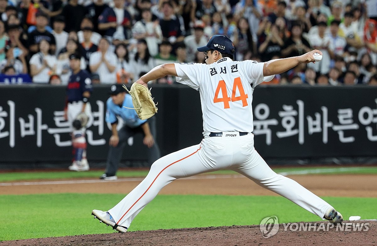만루 위기 극복하는 김서현