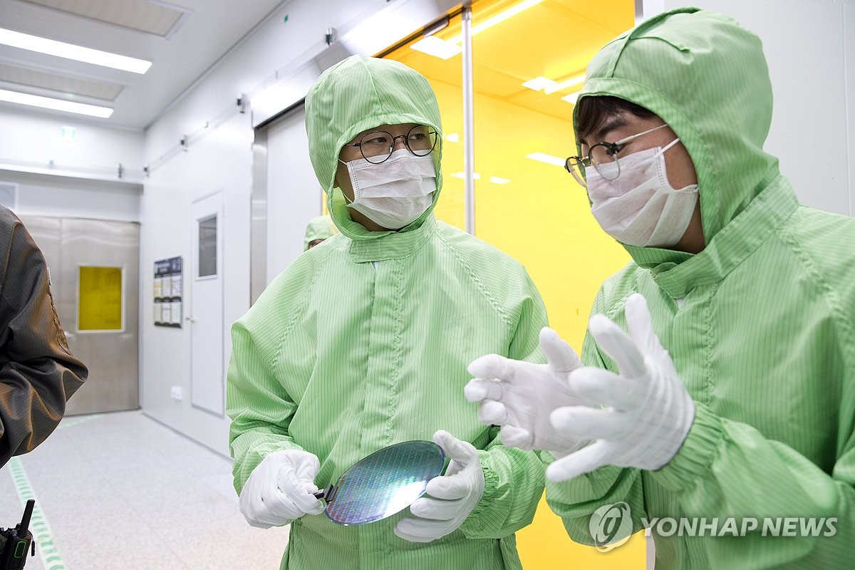 배경훈 장관, 서울대학교 반도체공동연구소 방문