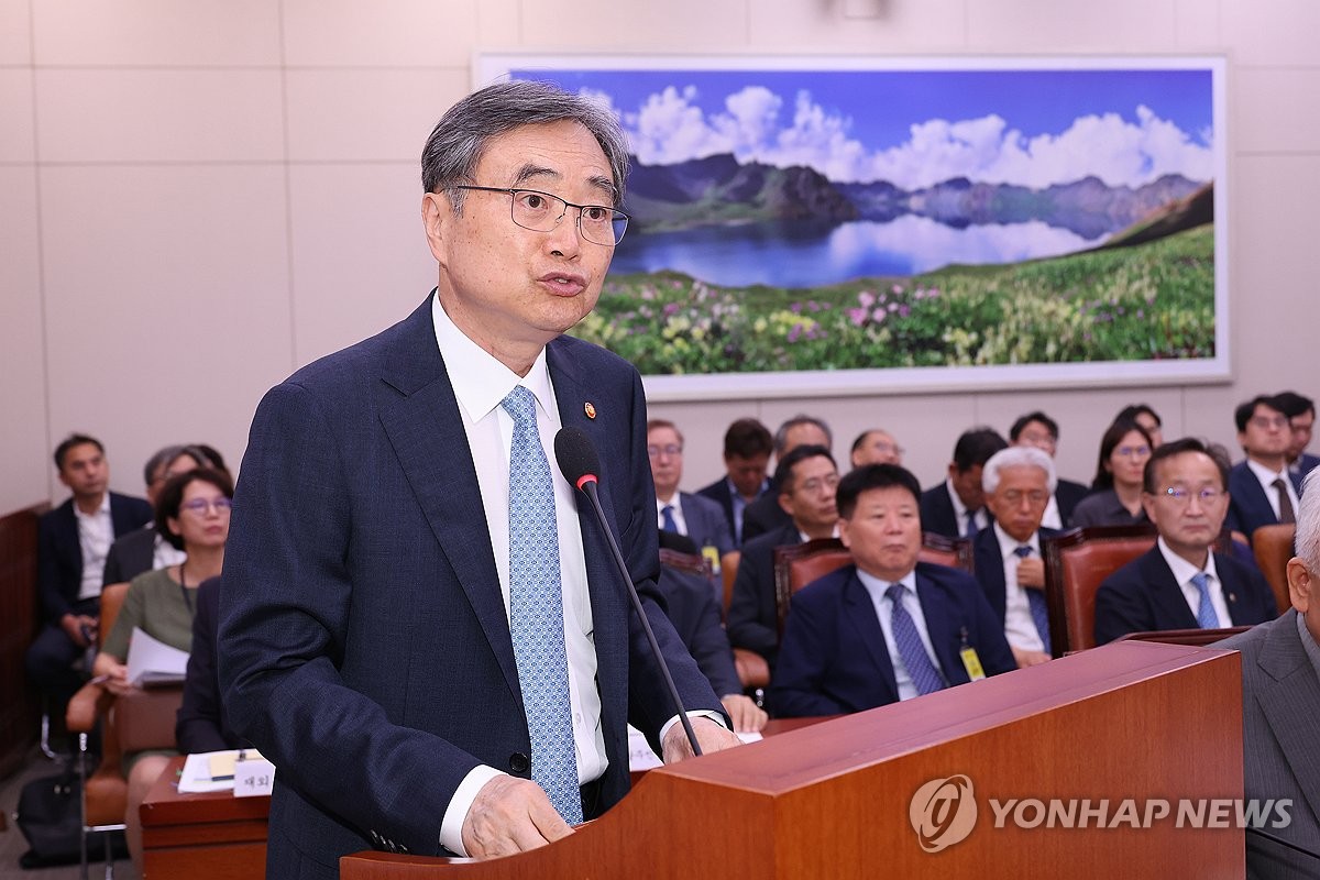 (LEAD) S. Korea to devise 'phased denuclearization' strategy for N. Korea: FM Cho