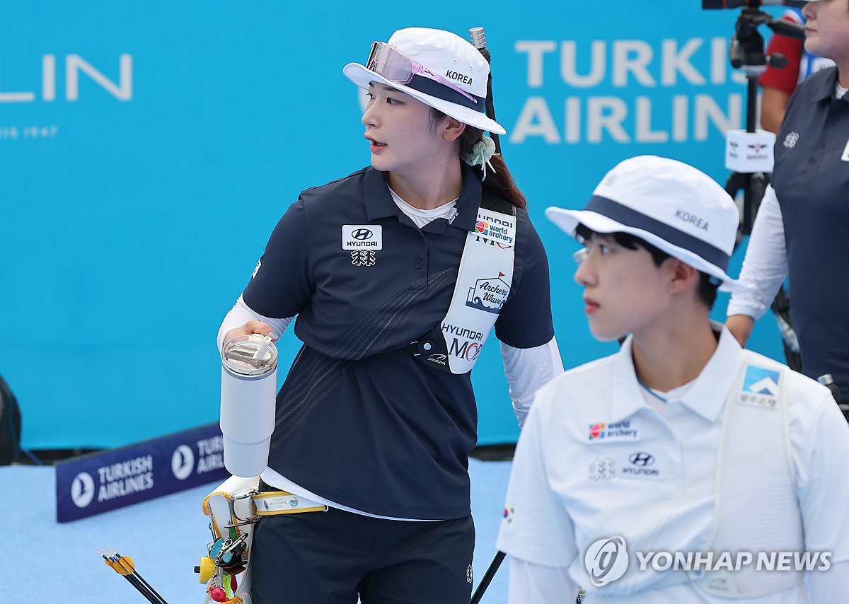 함께 과녁 바라보는 강채영-안산