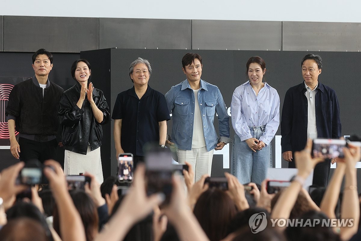 '어쩔수가없다' 개봉 첫날 33만명 관람…박스오피스 1위