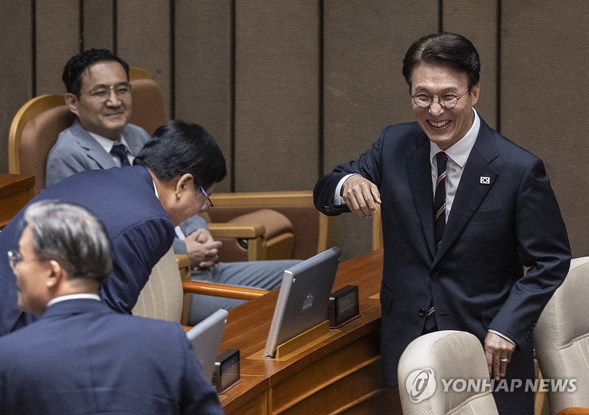 최교진 부총리와 악수하는 김민석 국무총리