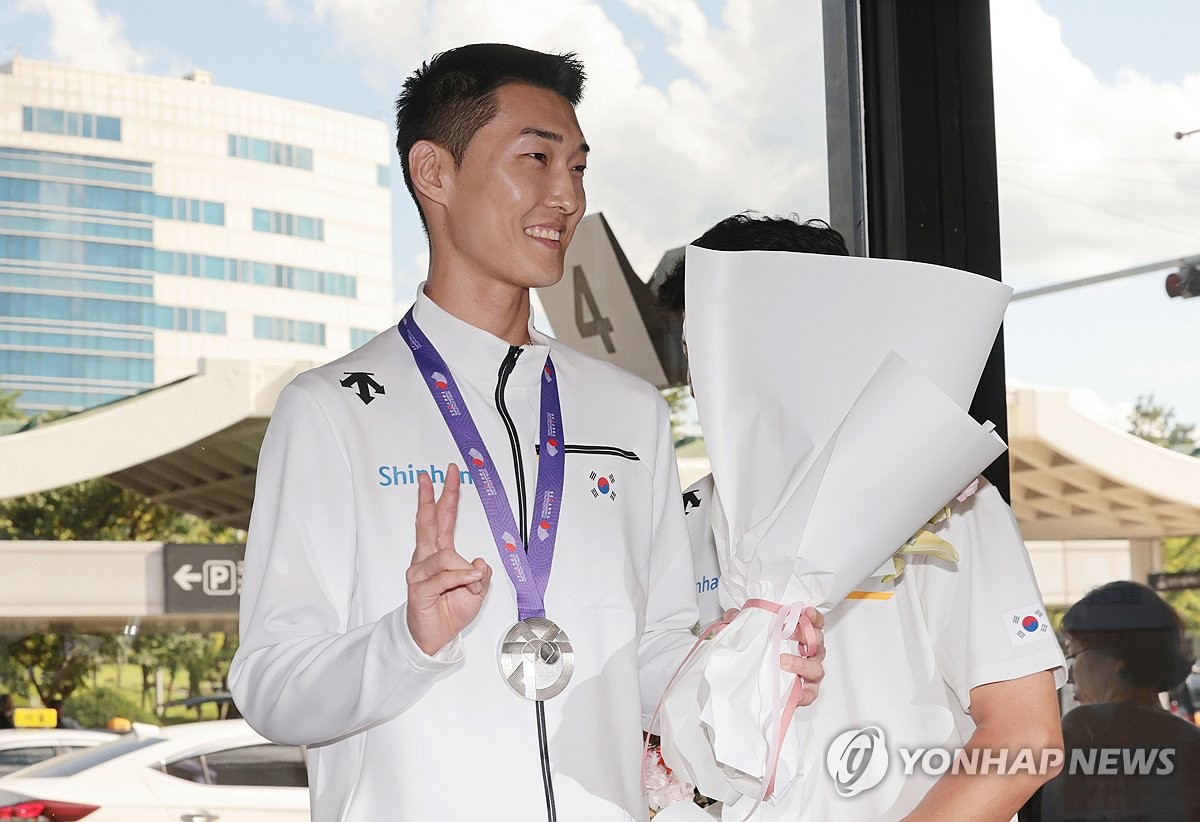 환하게 웃는 '스마일 점퍼' 우상혁