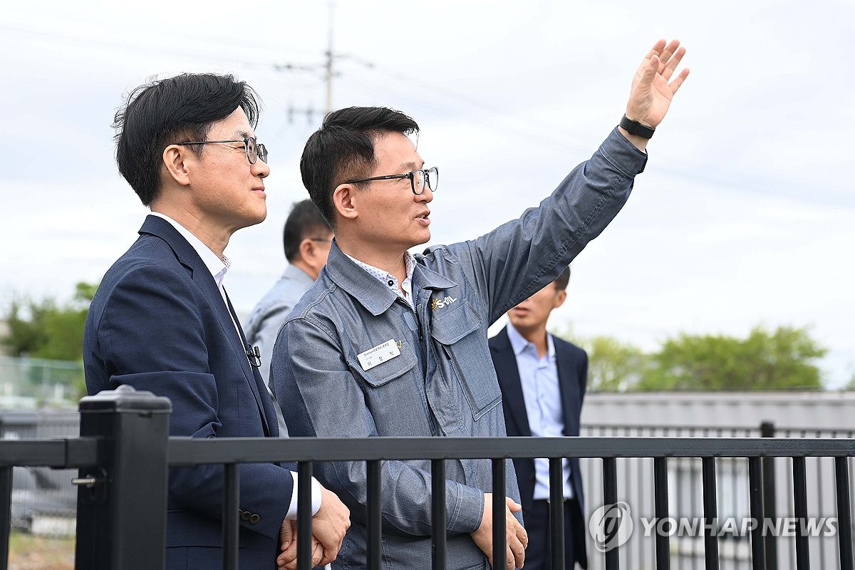 (LEAD) Industry minister urges Yeosu petrochemical complex to 'swiftly' draw up restructuring plans