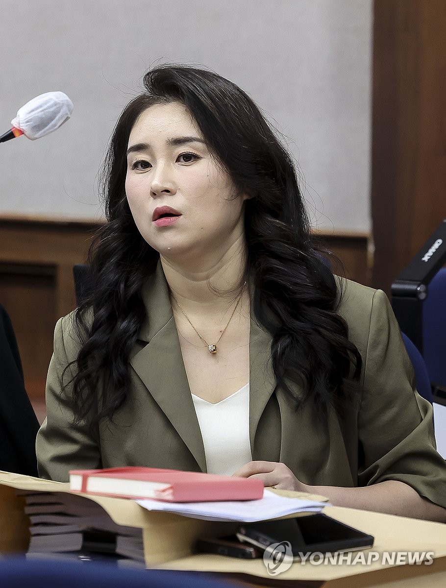 법정 앞 김계리