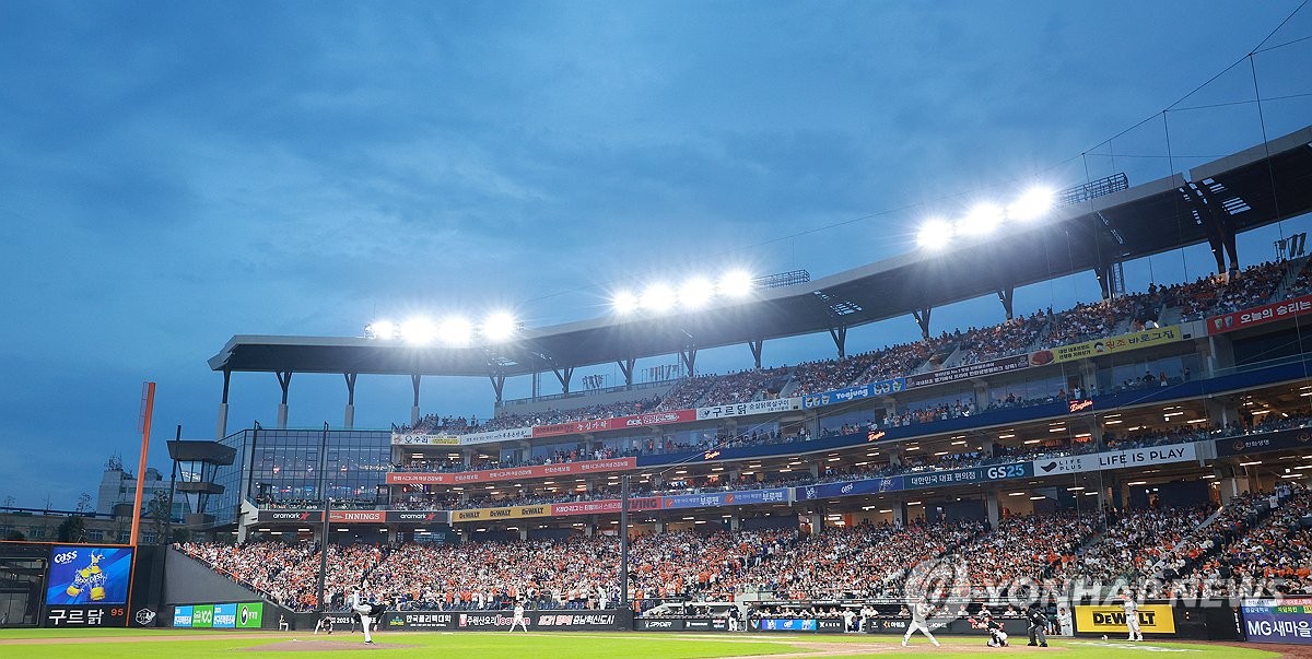 프로야구, 국내 최초 1천200만 관중 돌파