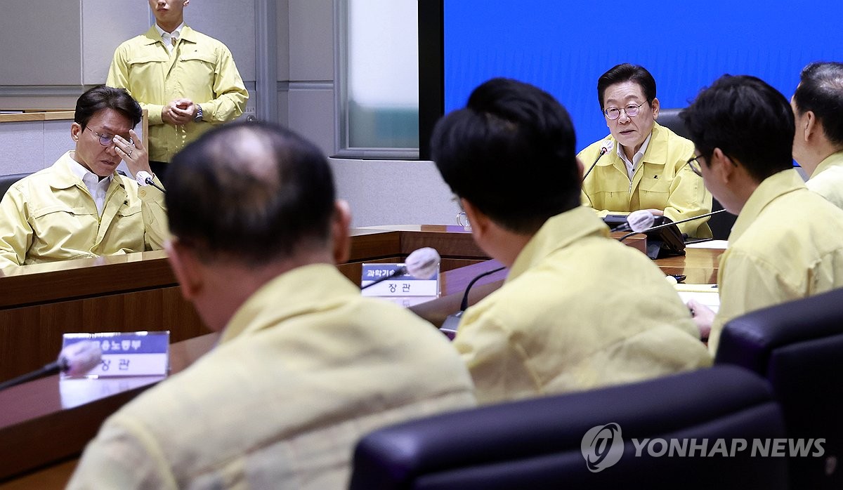 국정자원 화재 관련 중대본 회의 주재하는 이재명 대통령