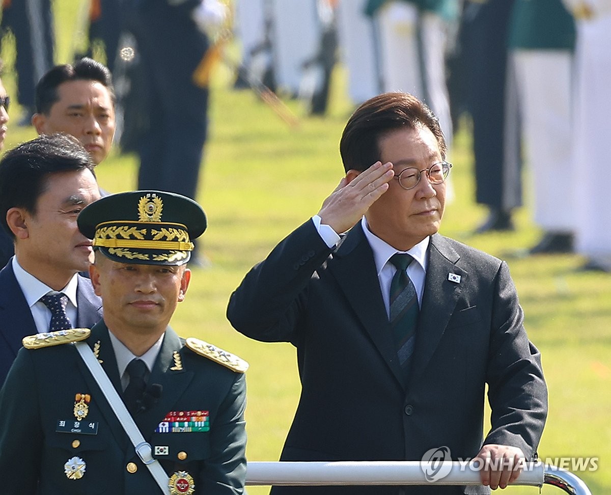 거수경례하는 이재명 대통령