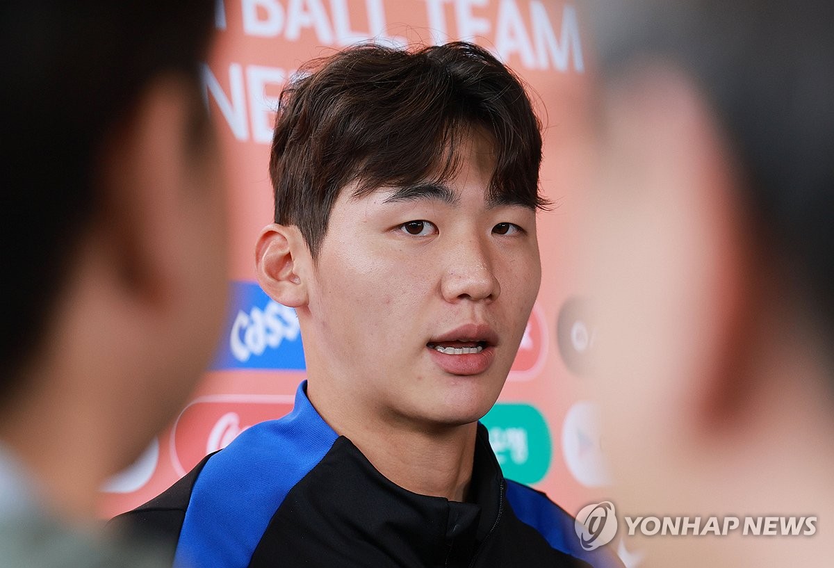 취재진 질문에 답하는 김지수